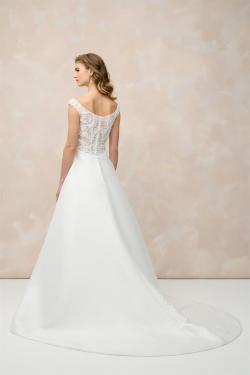 Brautfreundin-Brautboutique-Brautkleid-2026-Mikado-Rock-mit-Taschen-und-Spitzenoberteil-geschlossen-und-hoch
