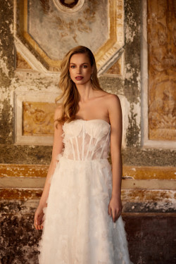 Brautfreundin-Brautboutique-Moenchengladbach-NRW-Brautkleid-2026-Mia-Lavi-Corsagenbrautkleid-A-Linie-mit-Federn