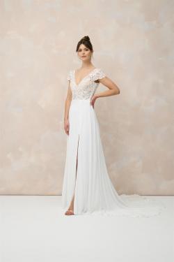 Brautfreundin-Brautboutique-Brautkleid-2026-KIss-From-a-Rose-Blattspitze-und-Beinschlitz