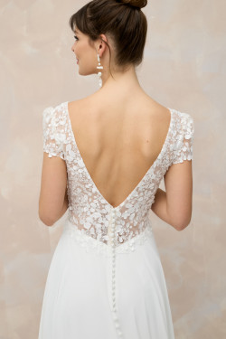 Brautfreundin-Brautboutique-Brautkleid-2026-Kiss-From-a-Rose-Blattspitzenoberteil-mit-tiefem-V-Ausschnitt