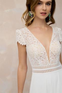 Brautfreundin-Brautboutique-Moenchengladbach-Brautkleid-2026-Spitzenoberteil-mit-tiefem-Ausschnitt-Marylise