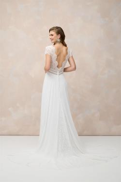 Brautfreundin-Brautboutique-Moenchengladbach-Brautkleid-2026-Spitzenoberteil-mit-tiefem-Rueckenausschnitt-Marylise