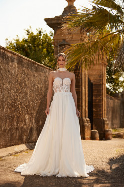 Brautfreundin-Brautboutique-Moenchengladbach-NRW-Brautkleid-2026-fliessender-Rock-mit-Blueten-Corsage