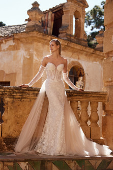 Brautfreundin-Brautboutique-Moenchengladbach-NRW-FitFlare-Spitzenkleid-mit-Corsage-Aermeln-und-abnehmbarer-Schleppe