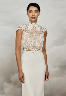 Brautfreundin-Brautboutique-Moenchengladbach-Tori-Topper-Haekelspitze-Brauttop-mit-engem-Fit-Flare-Rock-Catherine-Deane