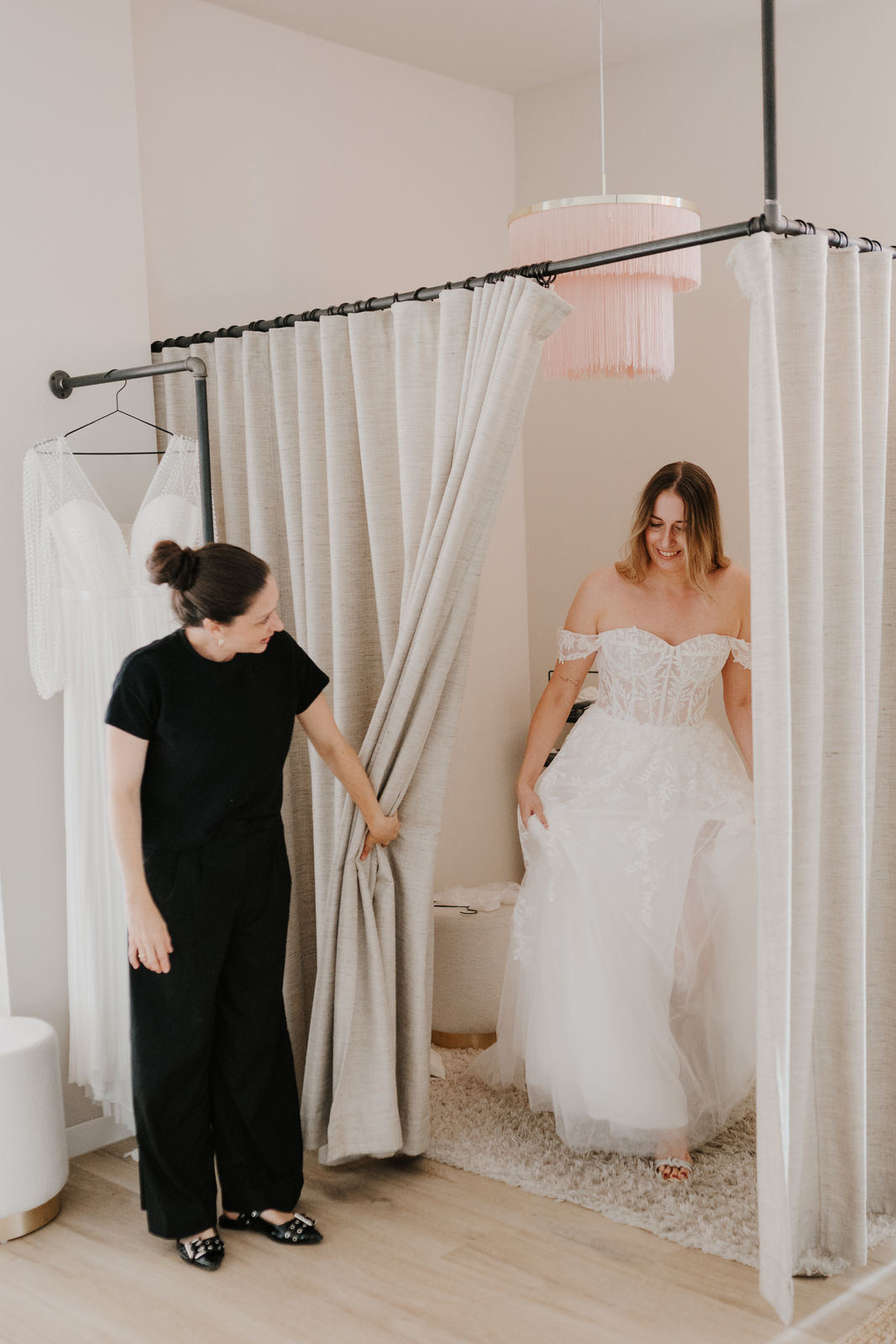 Anprobe Brautfreundin Brautmode Mönchengladbach Brautkommt aus Kabine im ersten Brautkleid