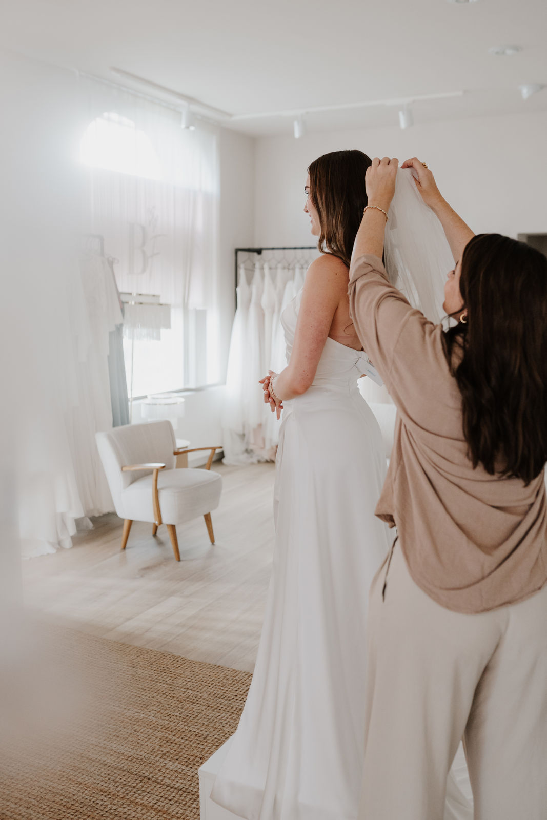 Brautfreundin Brautmodeboutique Mönchengladbach NRW Anprobetermin Braut im Brautkleid