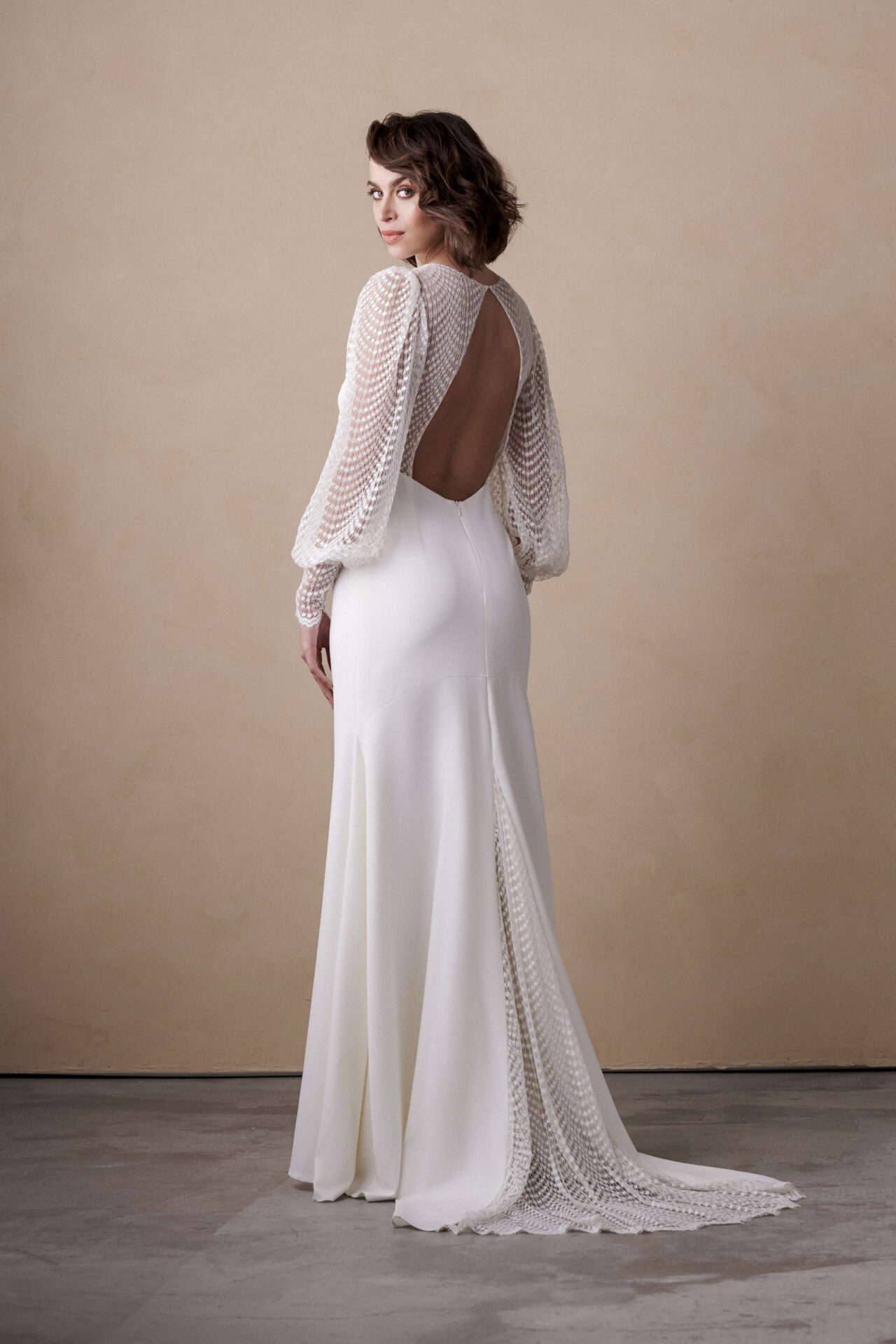 Brautfreundin Brautmode Mönchengladbach NRW Marylise Brautkleid Fit&Flare mit Spitzenarmen und Manschetten