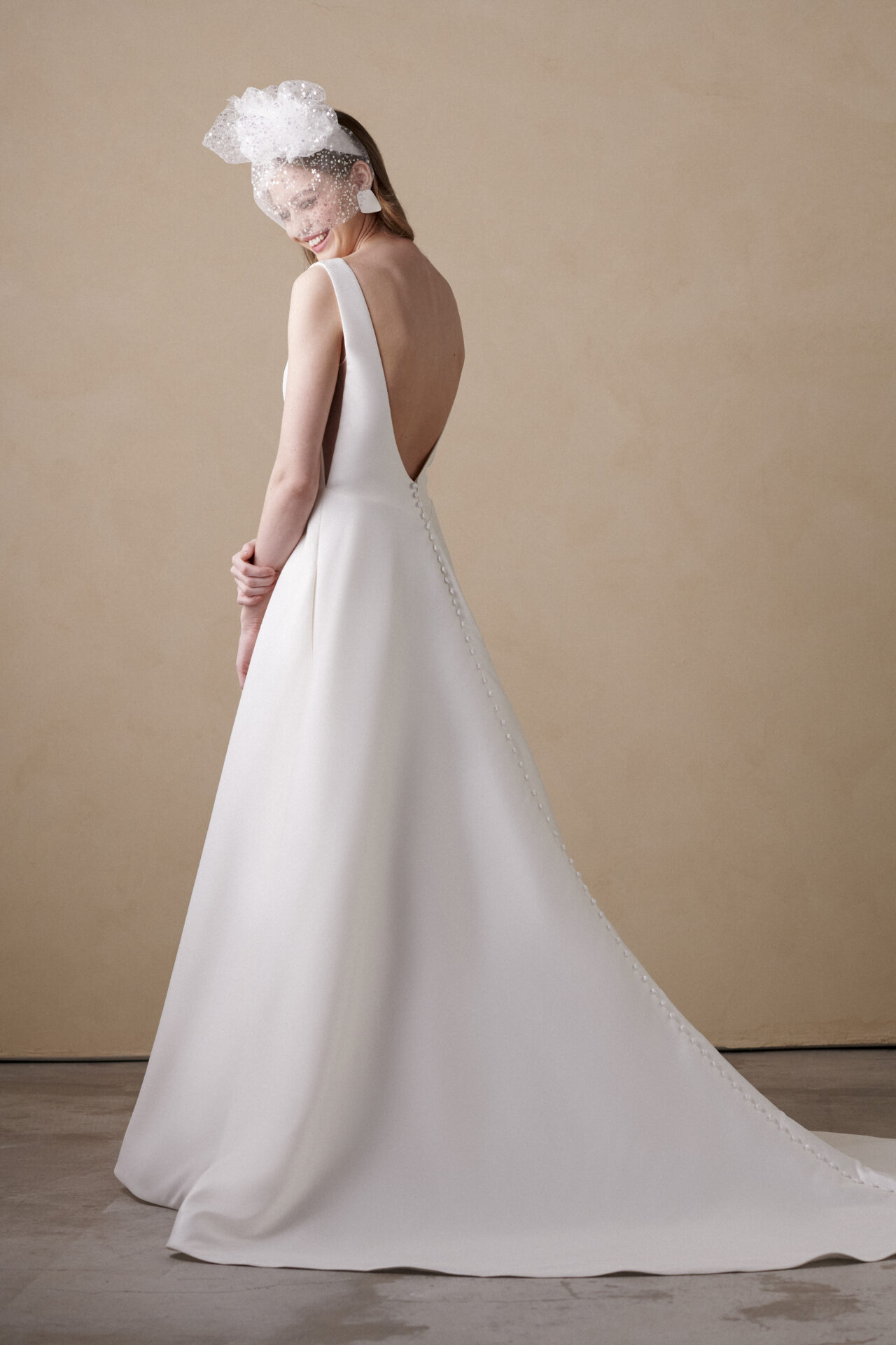 Brautfreundin Brautmode Mikadoseiden Prinzessin Modern Schleppe und tiefer Rückenausschnitt