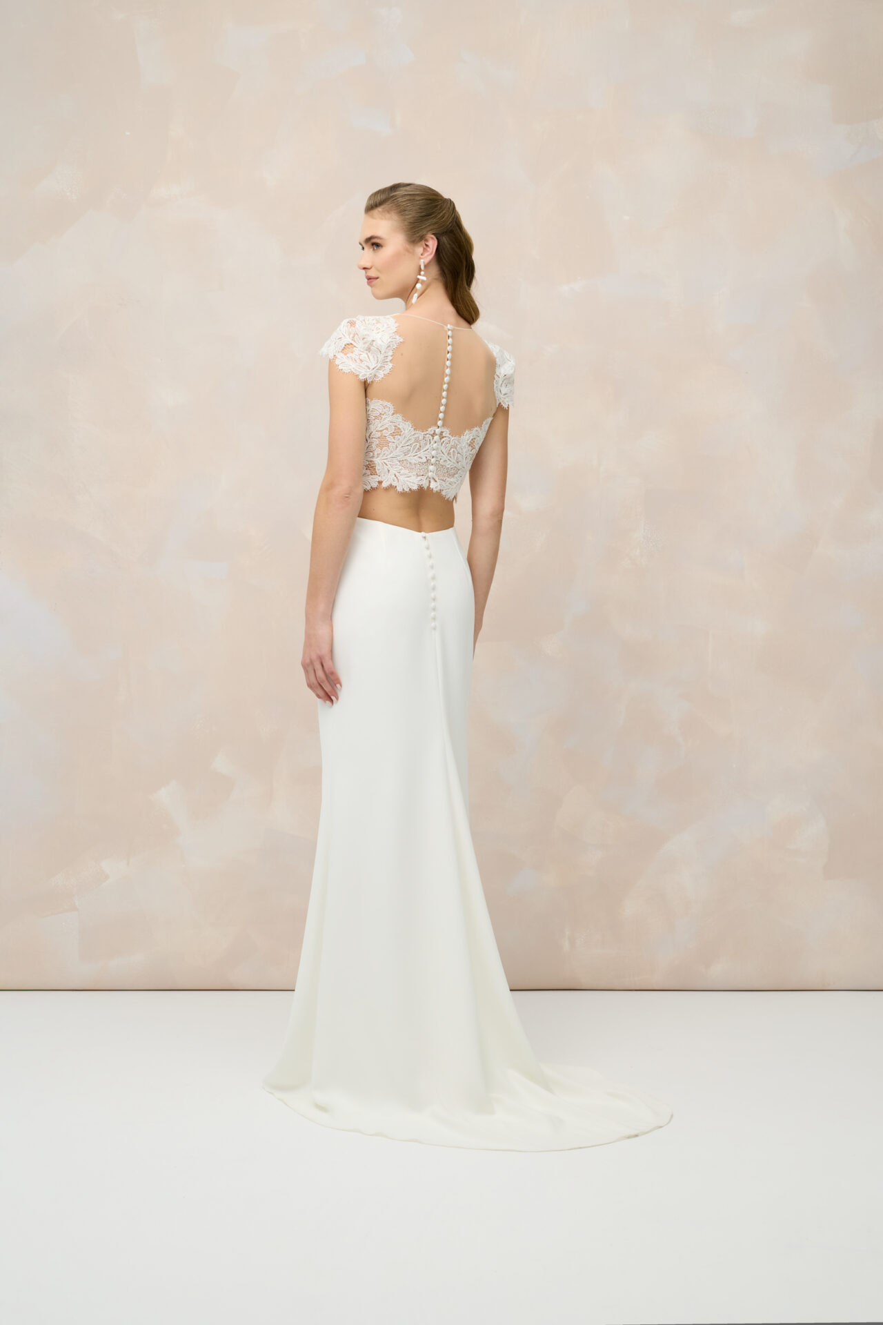 Brautfreundin Brautmode Mönchengladbach NRW Marylise Brautkleid Fit&Flare mit transparenten Rücken und Knopfleiste