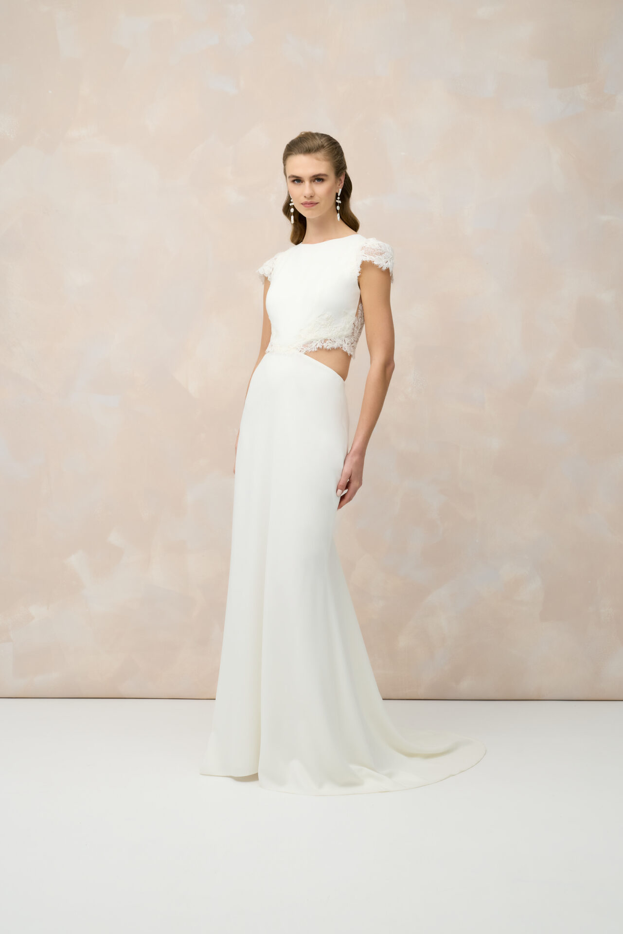 Brautfreundin Brautmode Mönchengladbach NRW Marylise Brautkleid Fit&Flare mit transparenten Rücken und Knopfleiste