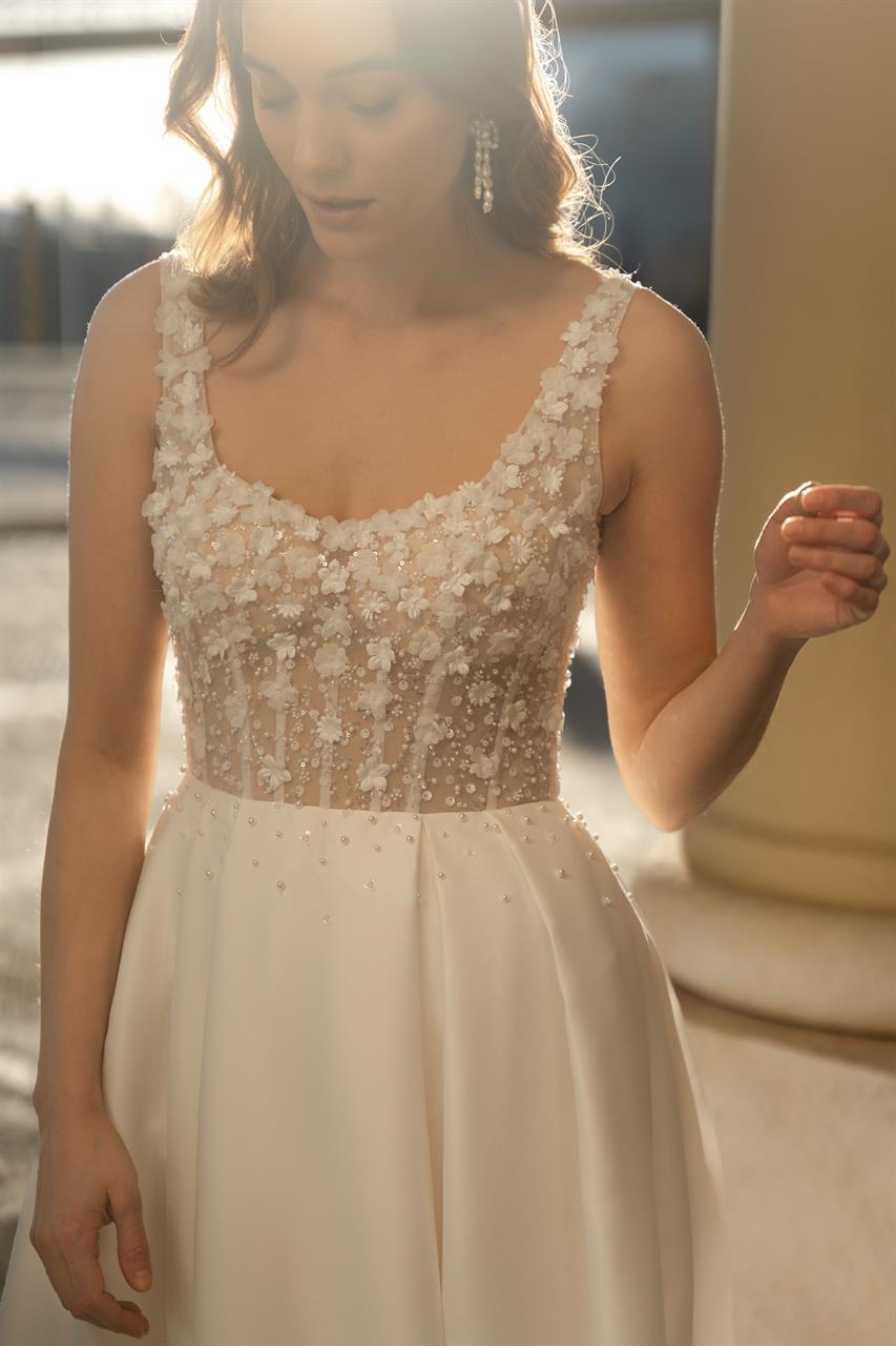 Brautfreundin Brautmode Brautboutique Marylise Prinzessin mit Glitzer Corsage und Mikadoseiden Rock