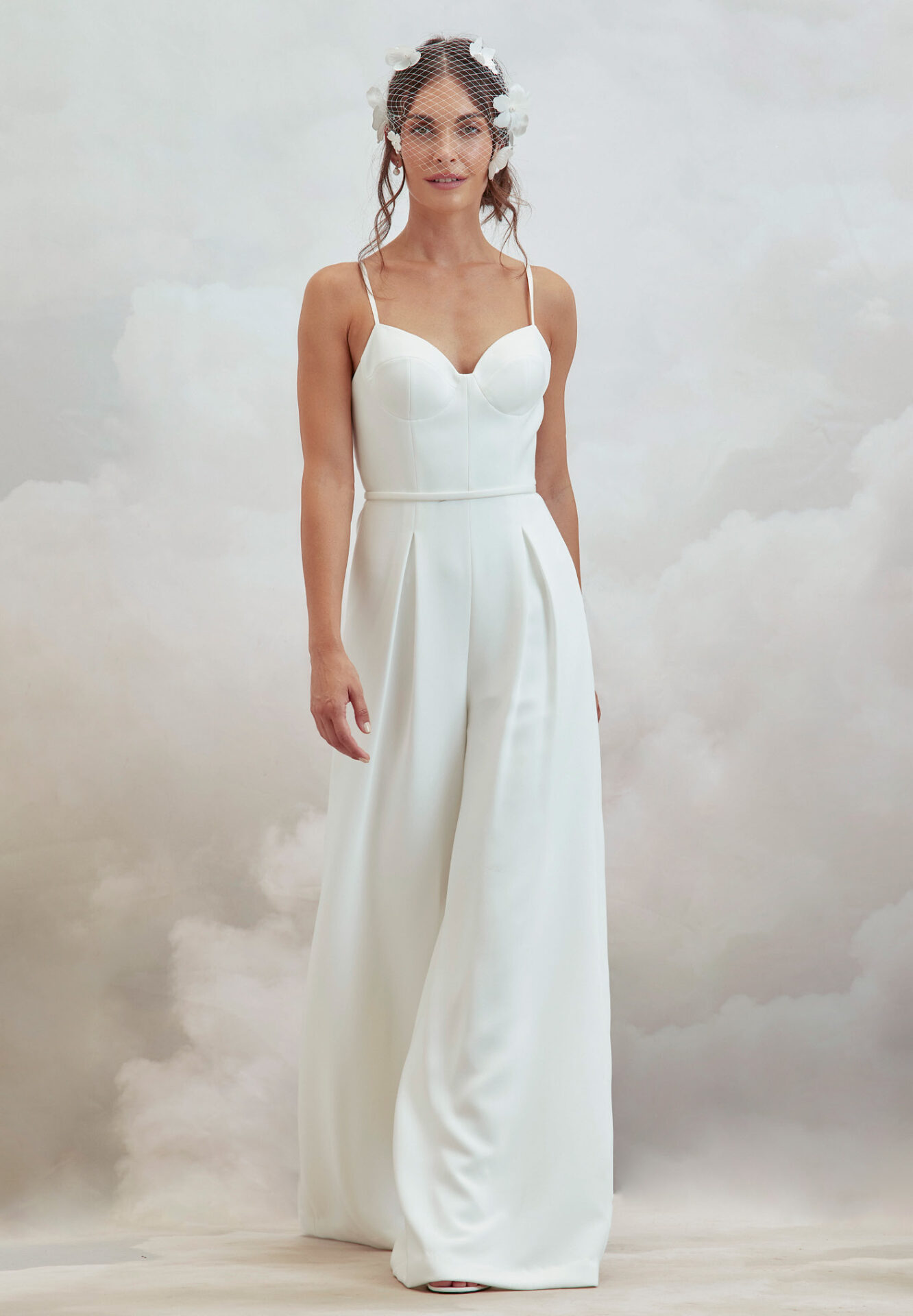 Brautfreundin Brautmode Mönchengladbach Brautjumpsuit aus Crepe mit Marlene Bein