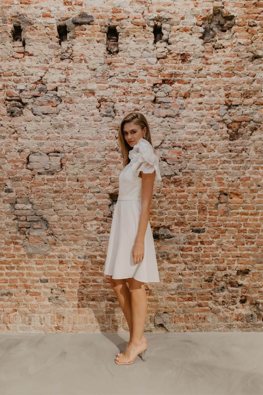 Brautfreundin Brautmode Mönchengladbach NRW kurzes Brautkleid mit Blumenapplikation