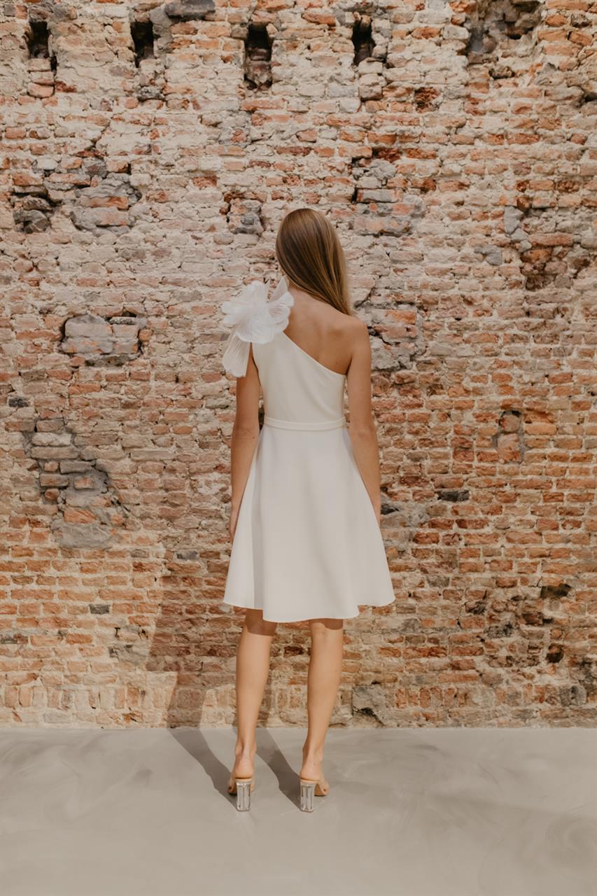 Brautfreundin Brautmode Mönchengladbach kurzes Standesamtkleid mit Blumenapplikation