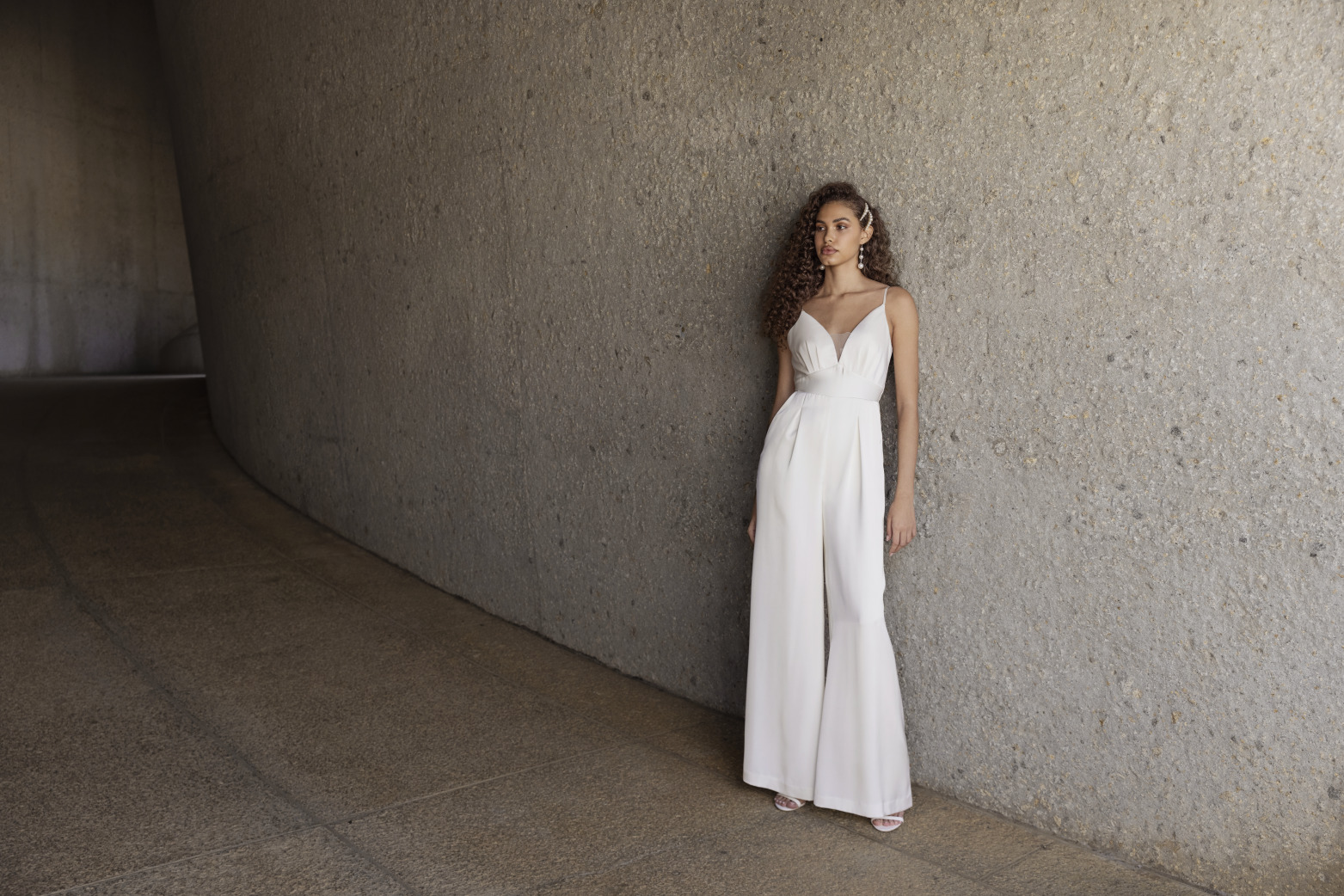 Brautfreundin Brautmode Mönchengladbach Brautjumpsuit Satin Catherine Deane mit Spaghettiträgern und Marlene Bein