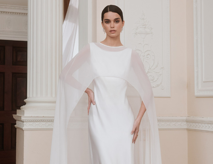 Brautfreundin Brautmodeboutique Mönchengladbach NRW Brautzweiteiler KR Studio Schlicht Cape und Kleid